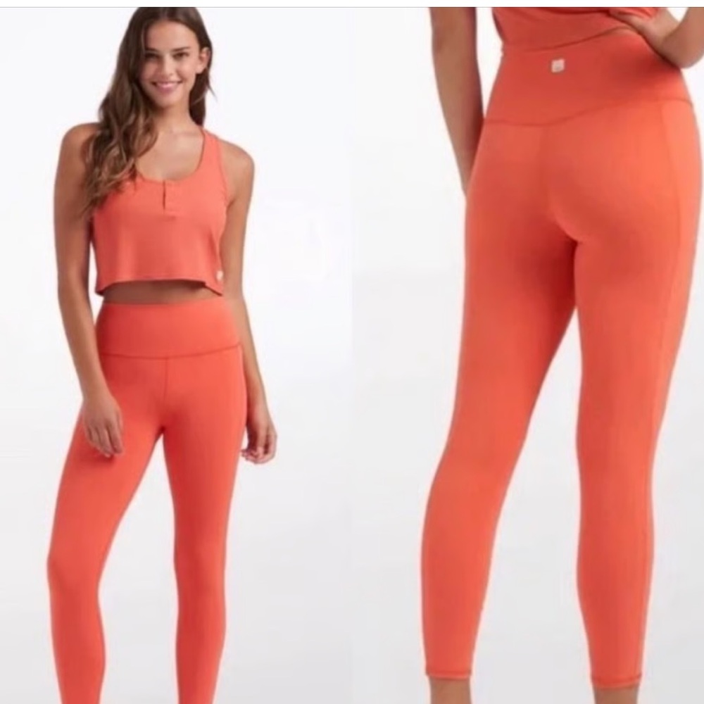 Vuori studio pocket leggings in size medium